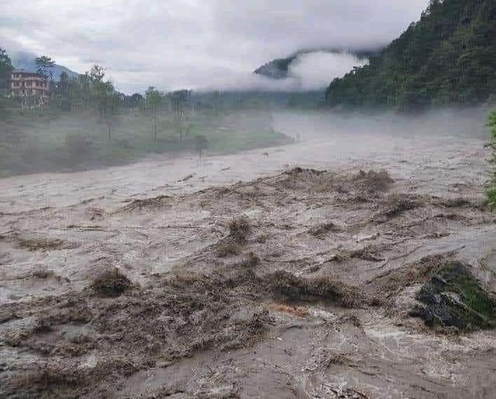 हेलम्बु क्षेत्रमा नदीको बहाव बढेपछि सतर्क रहन र उच्च सुरक्षाका लागि हाईअल्ट