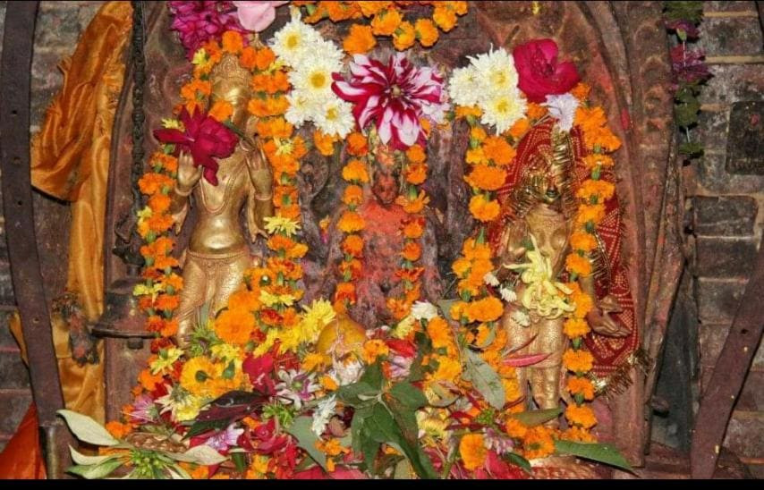 इचंगुनारायणमा भक्तजनहरूले चढाएकाे मूर्ति मन्दिरकाे झ्याल फोडेर चोरिए