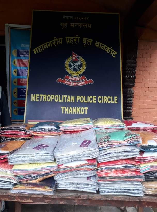 नागढुङ्गाबाट भन्सार छलि ल्याएकाे बेवारिसे कपडा बरामद