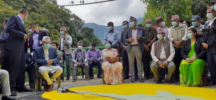 घुम्दै आइपुगियो यता रमणीय चन्द्रागिरि हिल : पुर्व प्रधानमन्त्री ओली