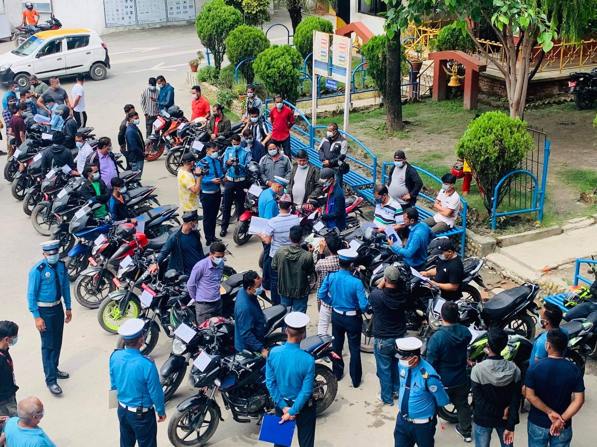 ट्राफिक महाशाखाले चाेरीका २३ मोटरसाइकल धनीलाई जिम्मा