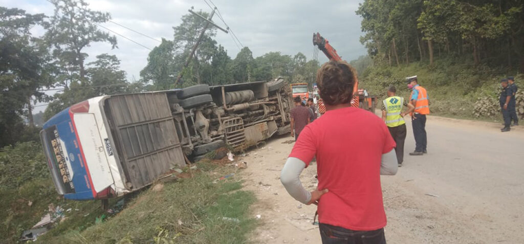 गैडाकोटमा बस र ट्रक ठोक्किँदा तीन जनाको मृत्यु, २४ घाइते
