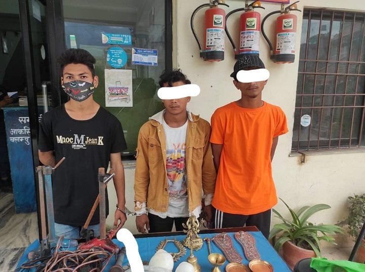 बिष्णुदेवी मन्दिरको भजन मण्डलीबाट मुर्ती लगाएतका सामान चोरी गर्ने तीन जना पक्राउ