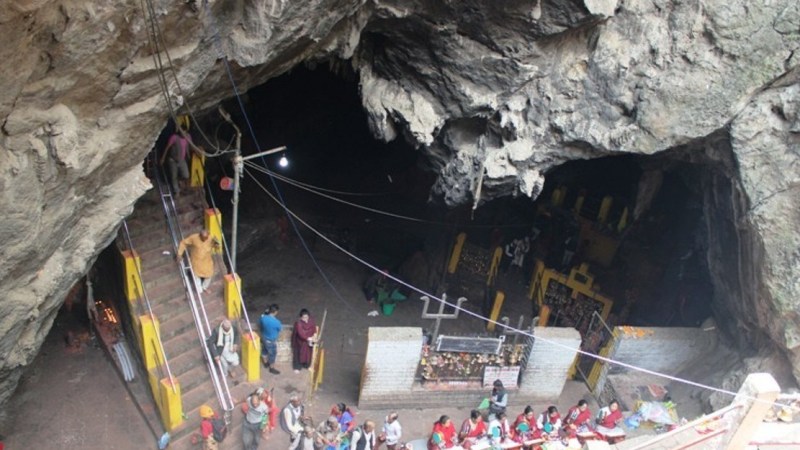 कोरोना सङ्क्रमित घटेपछि  हलेसी मन्दिर खुलाइयो