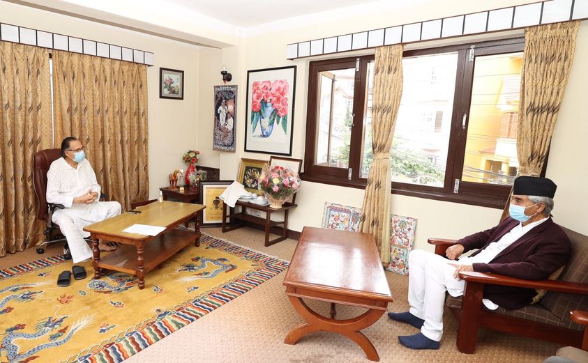 झलनाथलाई भेट्न डल्लु पुगे प्रधानमन्त्री देउवा,स्वास्थ्य लाभकाे कामना