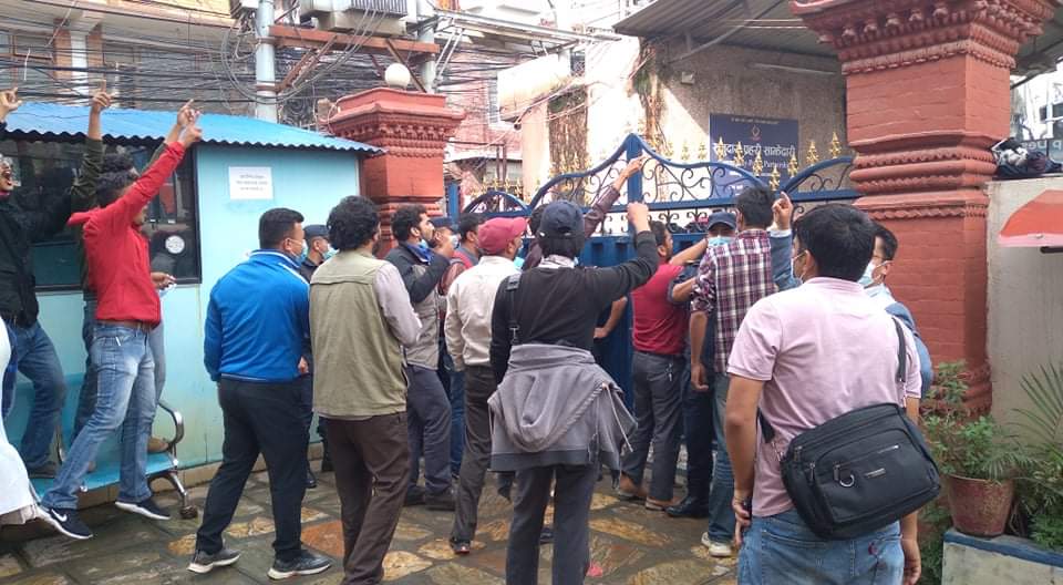 एमसीसीकाे विराेधमा उत्रिएका २० जना काेटेश्वरबाट पक्राउ