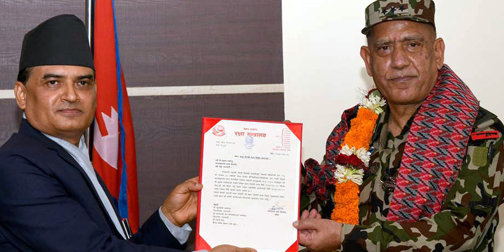 शर्मालाई प्रधानसेनापतिको नियुक्ति पत्र प्रदान