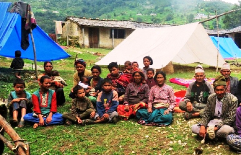 आठ वर्षदेखि बाढीपीडितको दसैँ त्रिपालमै