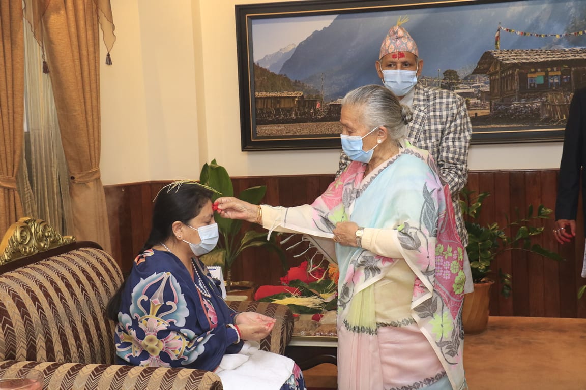 राष्ट्रपति भण्डारीद्वारा शुभ साइतमै आमा र गुरुको हातबाट टीका ग्रहण