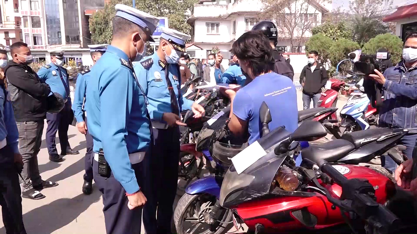 उपत्यकाका विभिन्न स्थानबाट हराएका मोटरसाइकल सम्बन्धित धनीलाई हस्तान्तरण
