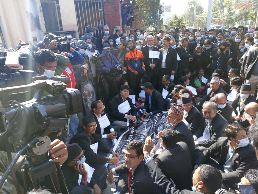 न्यायाधीशविरुद्ध पनि आन्दोलन गर्ने बारको चेतावनी, आज पनि इजलासमा कोही बसेनन्