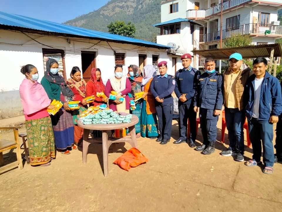 जिप्रका रोल्पाद्वारा महिला कैदीलाई सेनेटरी प्याड वितरण