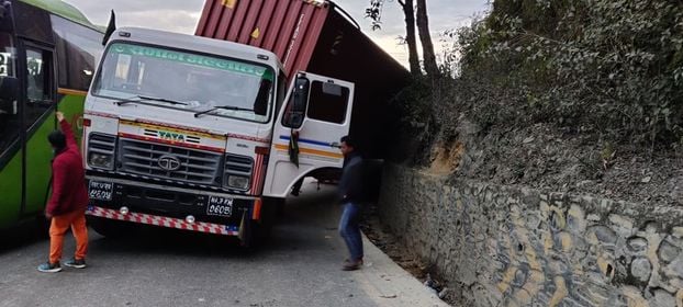 नागढुंगामा १८ चक्के ट्रक नाली खस्यो सडकखण्ड एकतर्फी अवरूद्ध