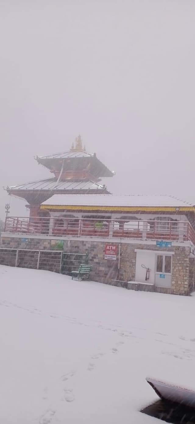 चन्द्रागिरिमा पर्‍यो हिउँ  (तस्बिरहरू)