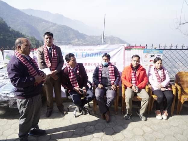 थानकोट जेसीजद्धारा विद्यार्थीहरूलाई शैक्षिक सामाग्री प्रदान