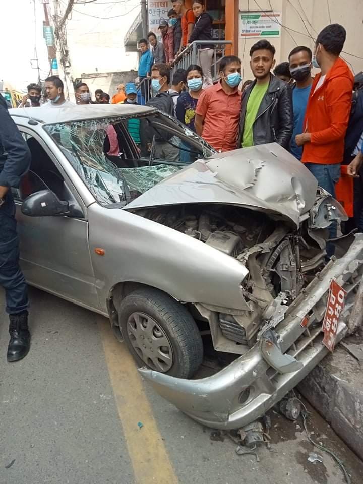 कलंकीमा कारले मोटरसाइकल र स्कुटरलाई ठक्कर दियो, ६ जना घाइते