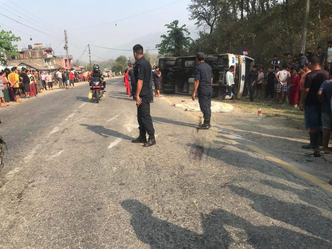 मनहरीमा बस दुर्घटना दुईकाे मृत्यु १५ घाईते