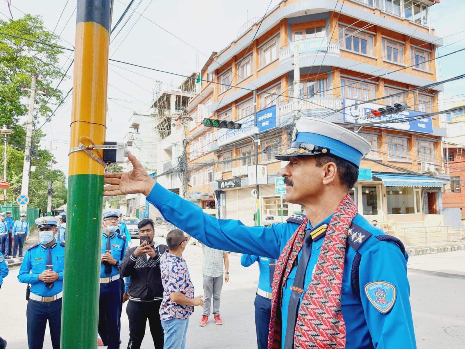 झम्सिखेलमा नयाँ जडान गरिएको ट्राफिक लाईट उद्‍घाटन