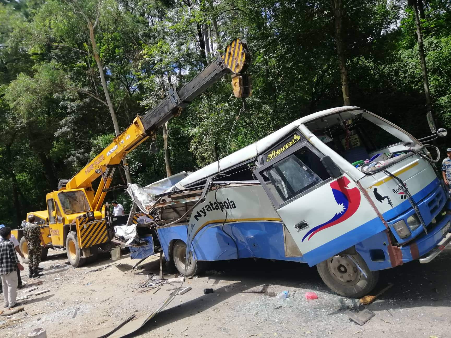 भक्तपुरमा रुखले बस र स्कुटी च्याप्दा ३ जनाको मृत्यु