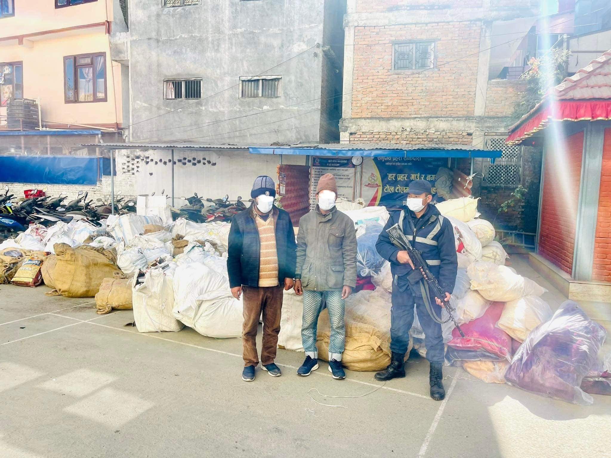 कालीमाटी प्रहरीको छापा लाखौं मुल्य बराबरकाे सामग्री सहित दुई पक्राउ