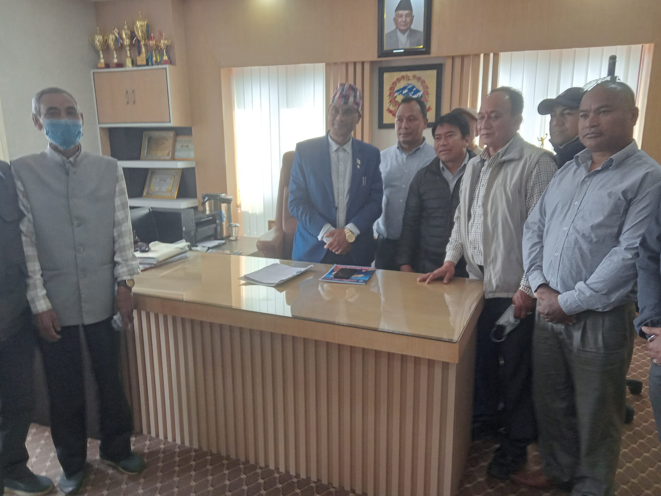 चन्द्रागिरि- ३मा स्थानीयहरू संग छलफल नगरि ट्राफिक संरचना बनाईन लागेकाे भन्दै ज्ञापनपत्र
