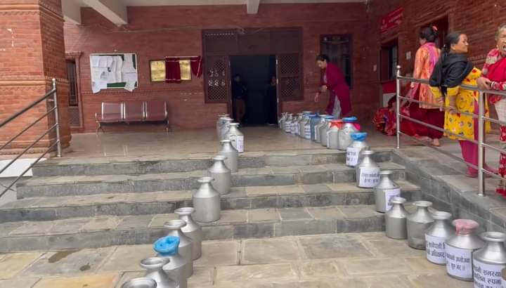 पानी माग्दै चन्द्रागिरि नगरपालिकाको कार्यालयमा रित्तो गाग्री सहित बिराेध