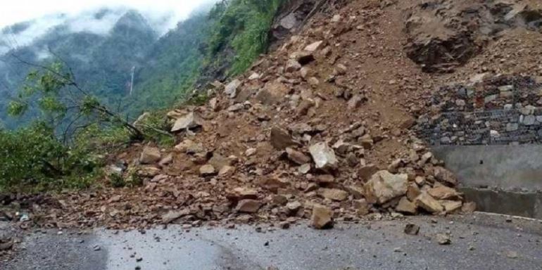 महभिरमा ढुङ्गा खस्दा मध्यपहाडी राजमार्ग अवरुद्ध