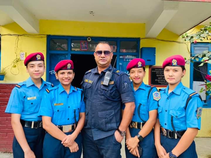 खानीखाेला प्रहरी प्रमुख डवलबम धादिङमा छाेटाे समयमै लाेकप्रिय हुँदै विदायी भए,कर्मचारीमा रूवाँवासी