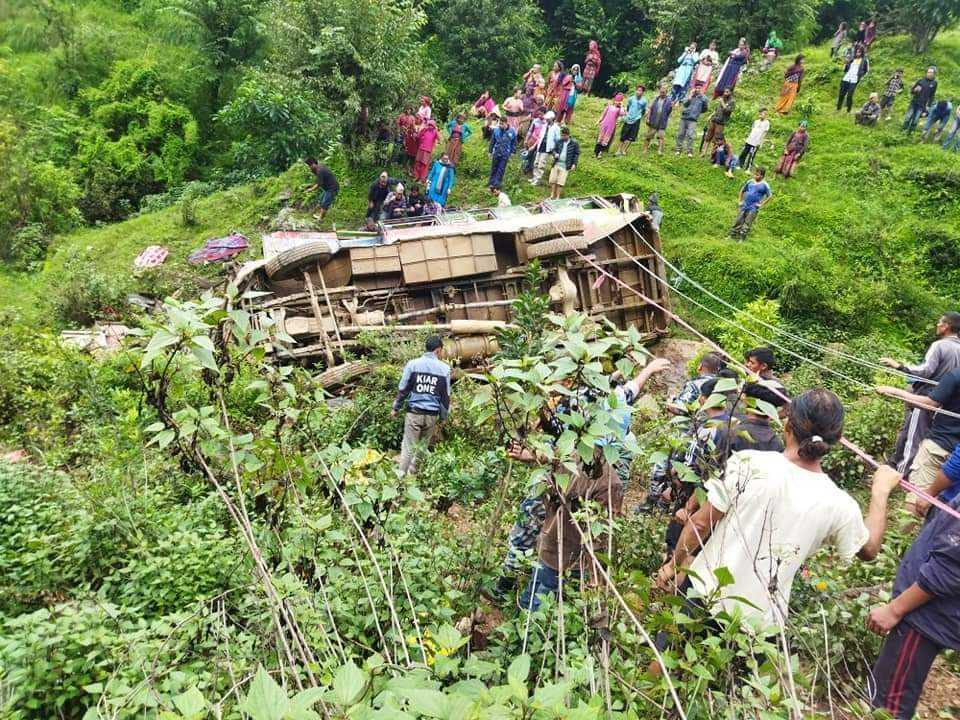 राेल्पामा बस दुर्घटना दुई सव फेला उद्धार जारी
