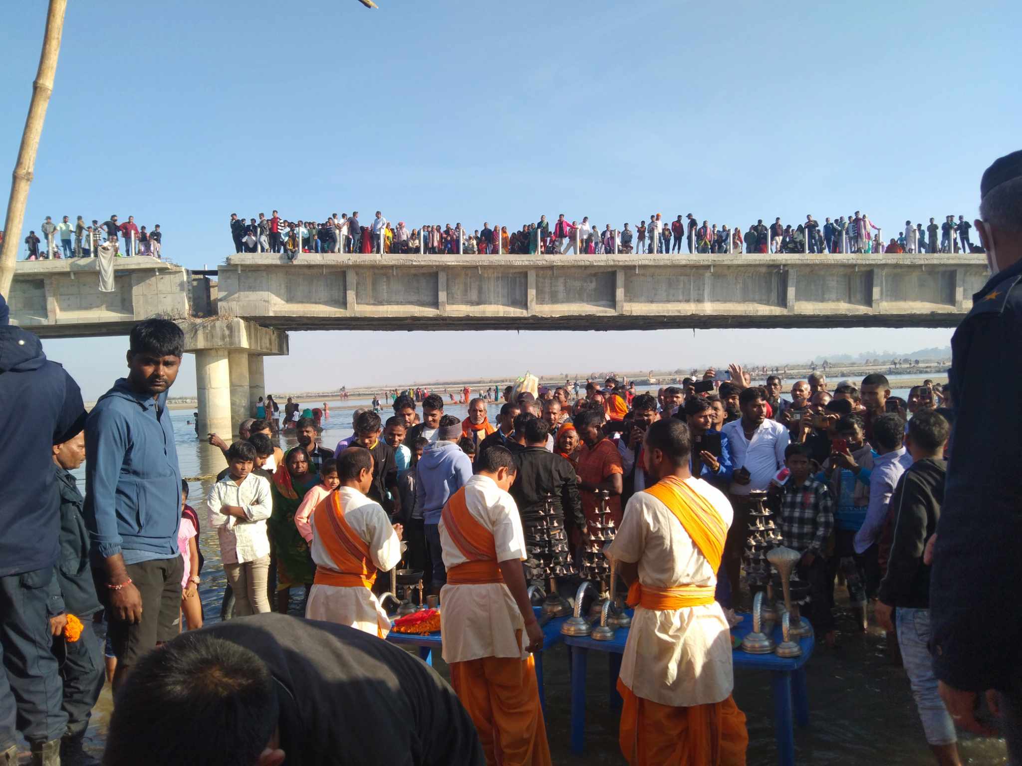धनुषा र सिरहा जिल्ला जोडेको कमला नदीमा पूर्णिमा मेला : ‘देवता’ खेल्ने भगता, धामीझाक्री र श्रद्धालुको घुइँचो