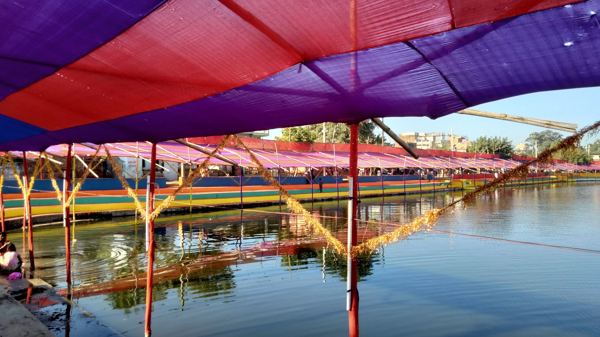 छठ पर्वको मुख्य दिन, रातभर पानीमा बसेर अस्ताउँदो सूर्यलाई अर्घ्य दिइँदै