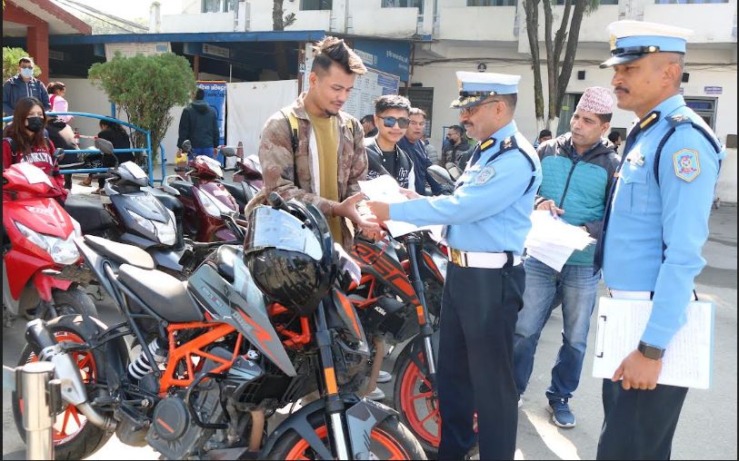 ट्राफिक प्रहरीद्वारा १८ ओटा दुईपाङग्रे सवारी साधन हस्तान्तरण
