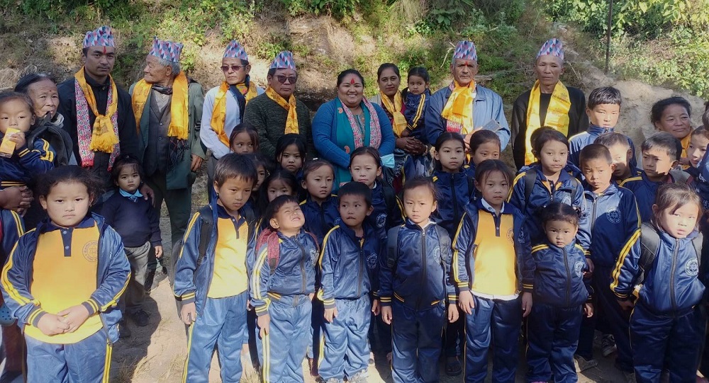 उपप्रमुख शेर्पाले बैठकभत्ताबाट बालबालिकालाई पोसाक