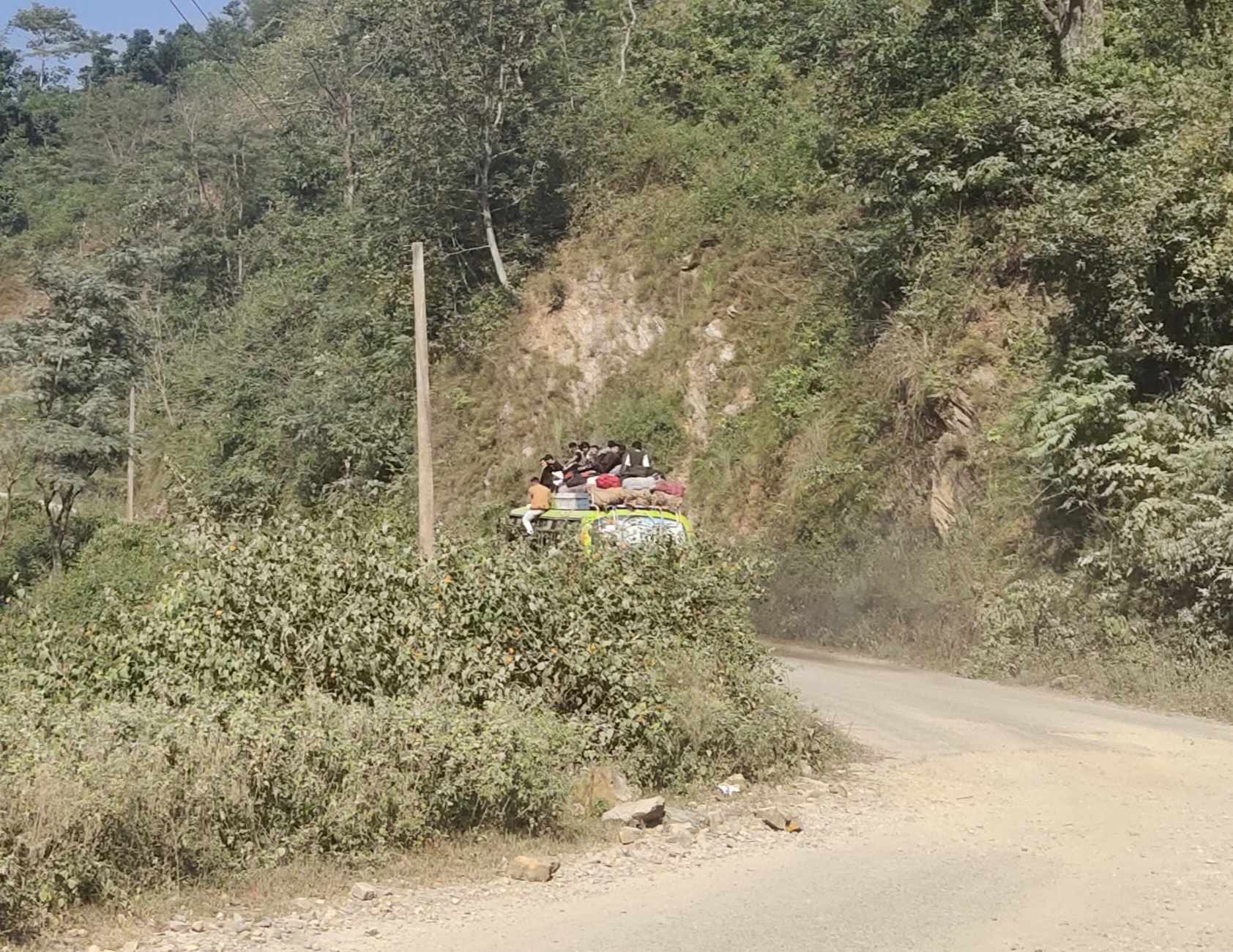 घोराही-होलेरी शहिदमार्गमा जोखिमपुर्ण यात्रा गर्दै यात्रु,सम्बन्धित निकाय बेखबर