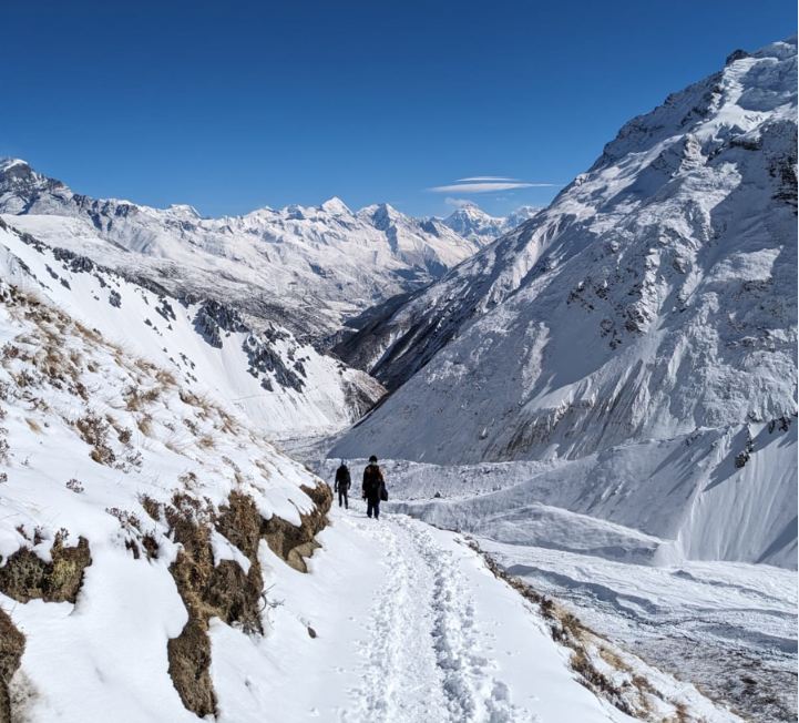 हिउँमै थोराङ्ला भञ्ज्याङ जाँदै पर्यटक