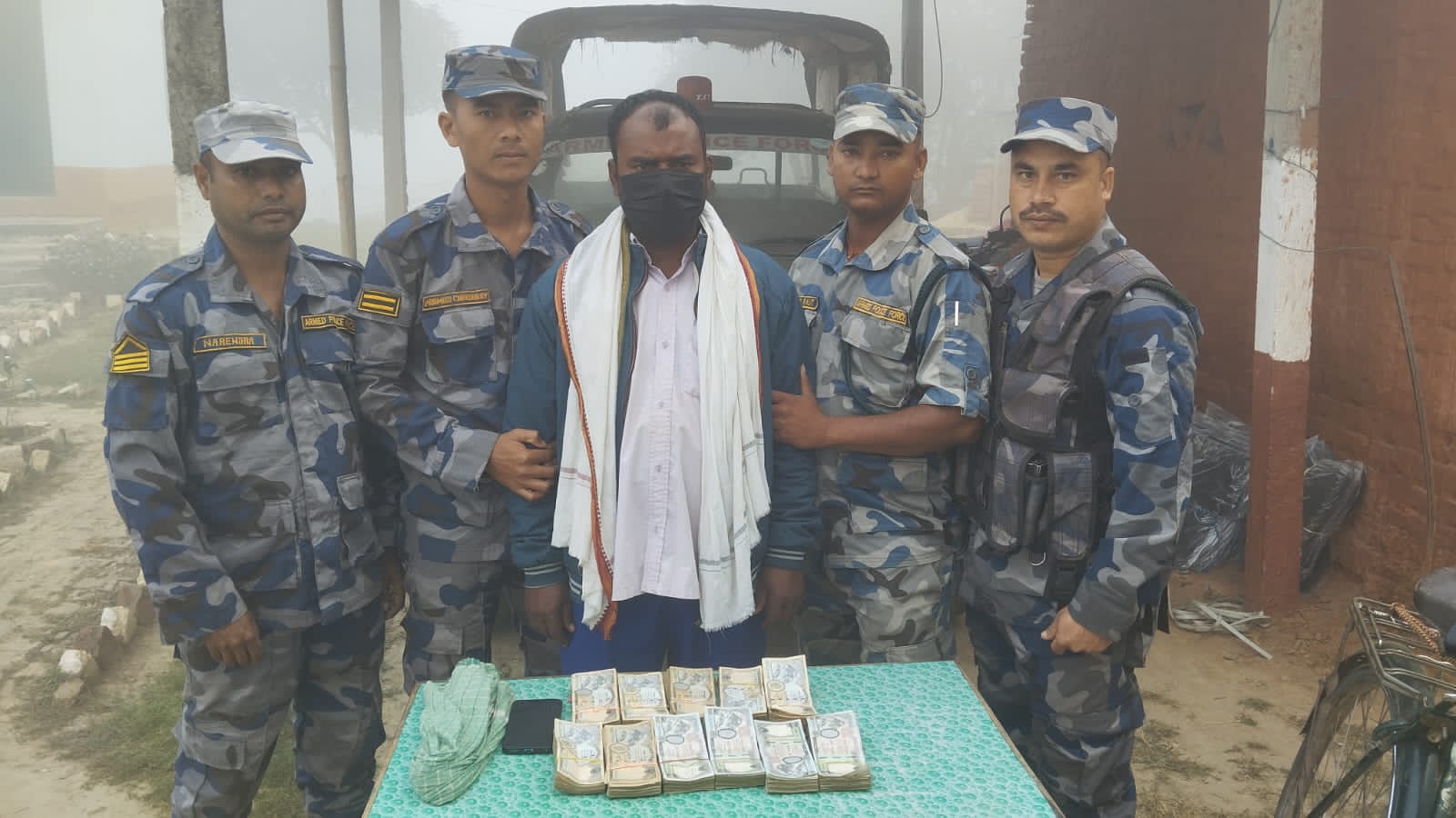 श्रोत नखुलेको नेपाली रुपैयाँसहित एक जना नियन्त्रणमा