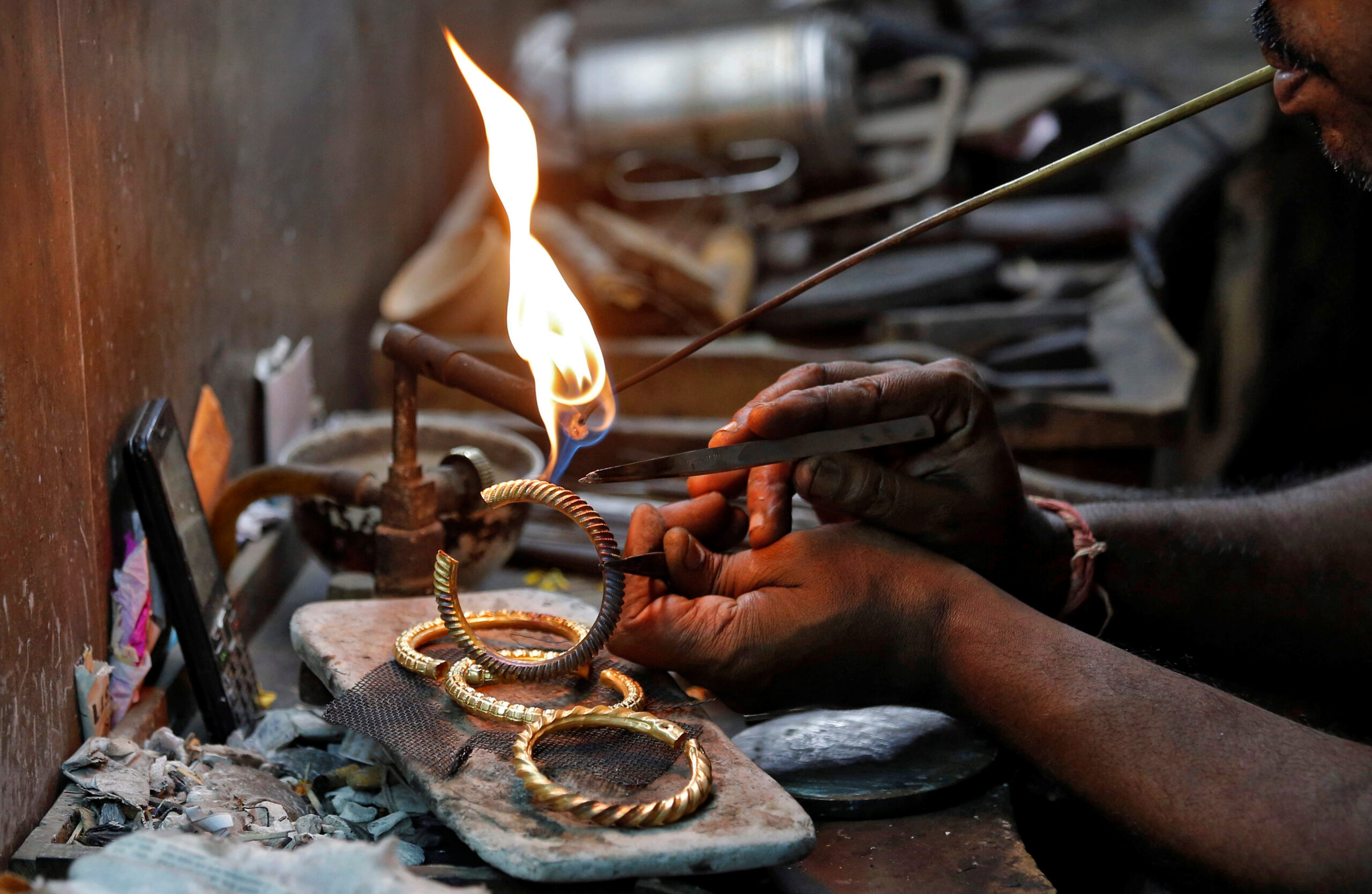 सुन गाल्ने कारखानामा प्रहरीको छापा, १ जना पक्राउ