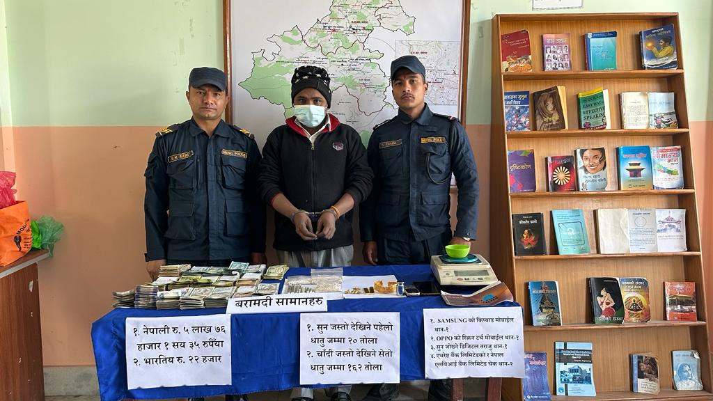 बनेपाबाट नगद तथा सुन-चाँदीसहित भारतीय नागरिक पक्राउ(तस्विरहरु सहित)