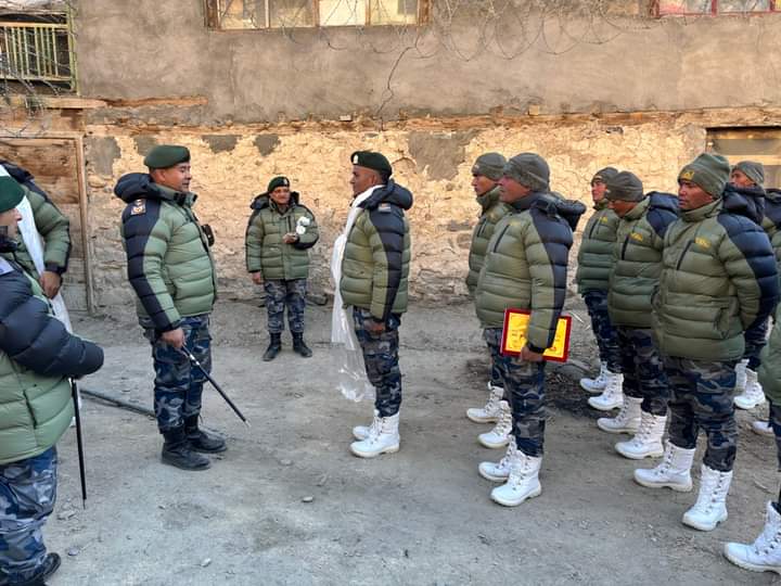सशस्त्र प्रहरी महानिरीक्षक राजु अर्याल हुम्लाको सीमानामा