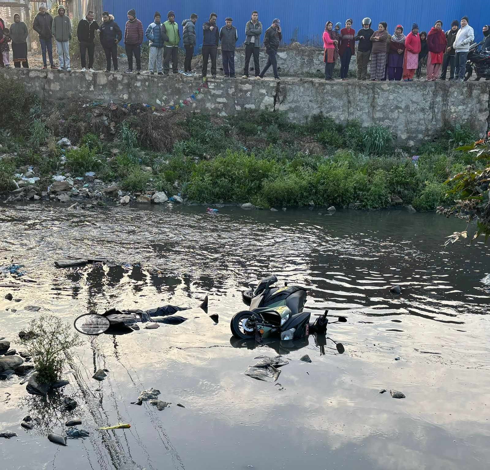 भक्तपुरको रााधेराधेमा स्कुटरसहित पुरुषको शव फेला