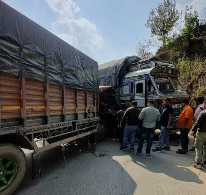 चन्द्रागिरिमा ट्रक  एक आपसमा ठाेकिदा एक जनाकाे ज्यान गयाे