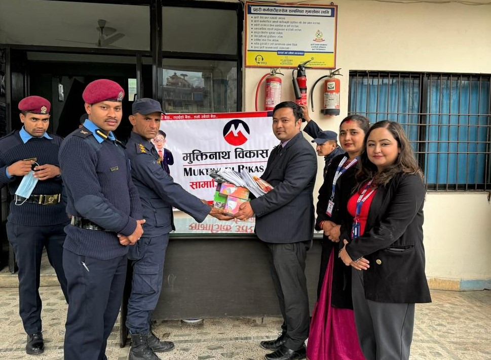 प्रहरी प्रभाग बलम्बुलाई क्यामेरा हस्तान्तरण गर्दै मुक्तिनाथ विकास बैंक