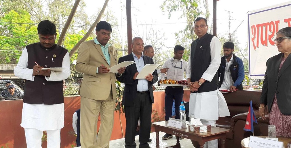 मधेसमा एमालेका चार मन्त्रीले लिए सपथ
