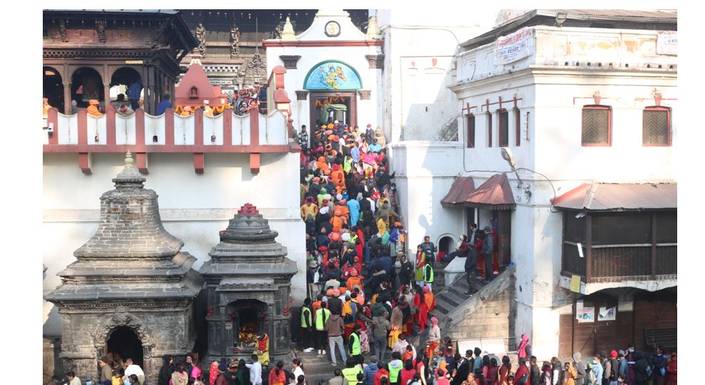 महाशिवरात्रि पर्व :  रातिदेखि नै पशुपतिमा भक्तजनहरुको भीड,देशभरका शिवालयमा दर्शनार्थीको घुइँचो