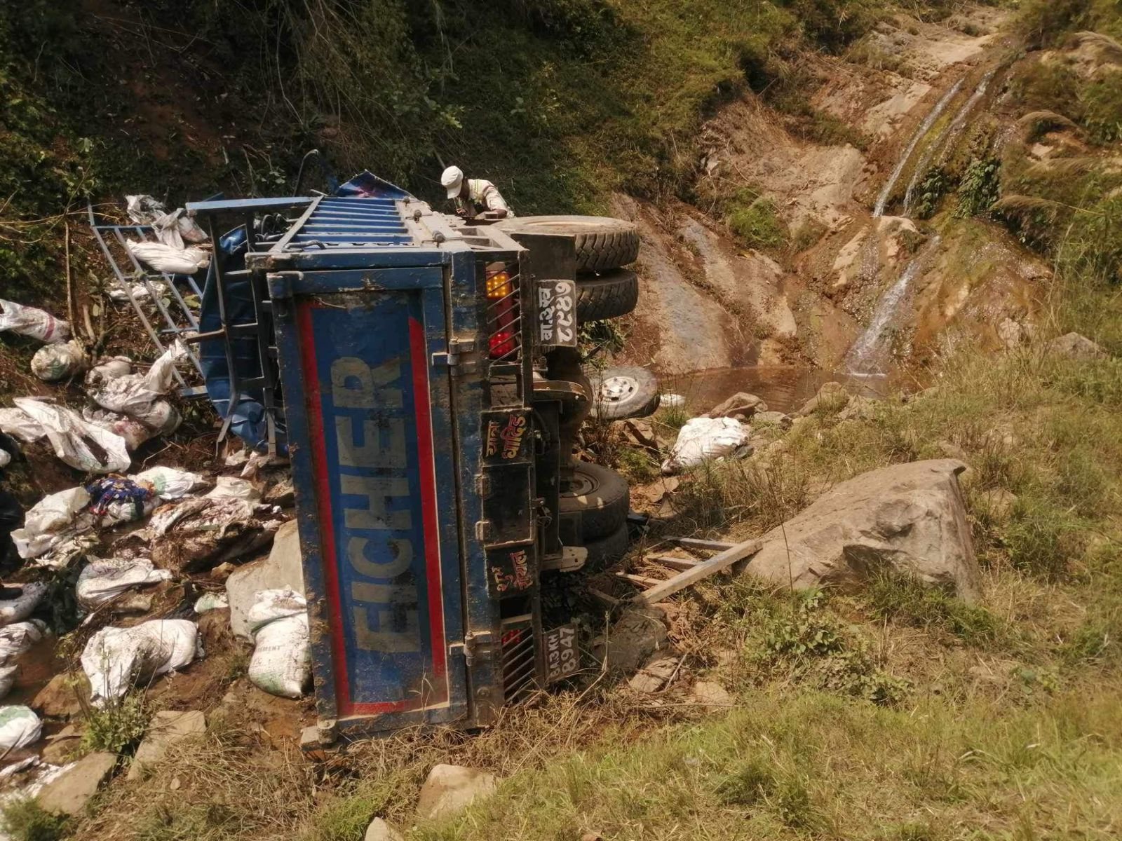धादिङमा खेतका लागि मल बोकेको ट्रक दुर्घटना हुँदा १ जनाको मृत्यु, ८ घाइते