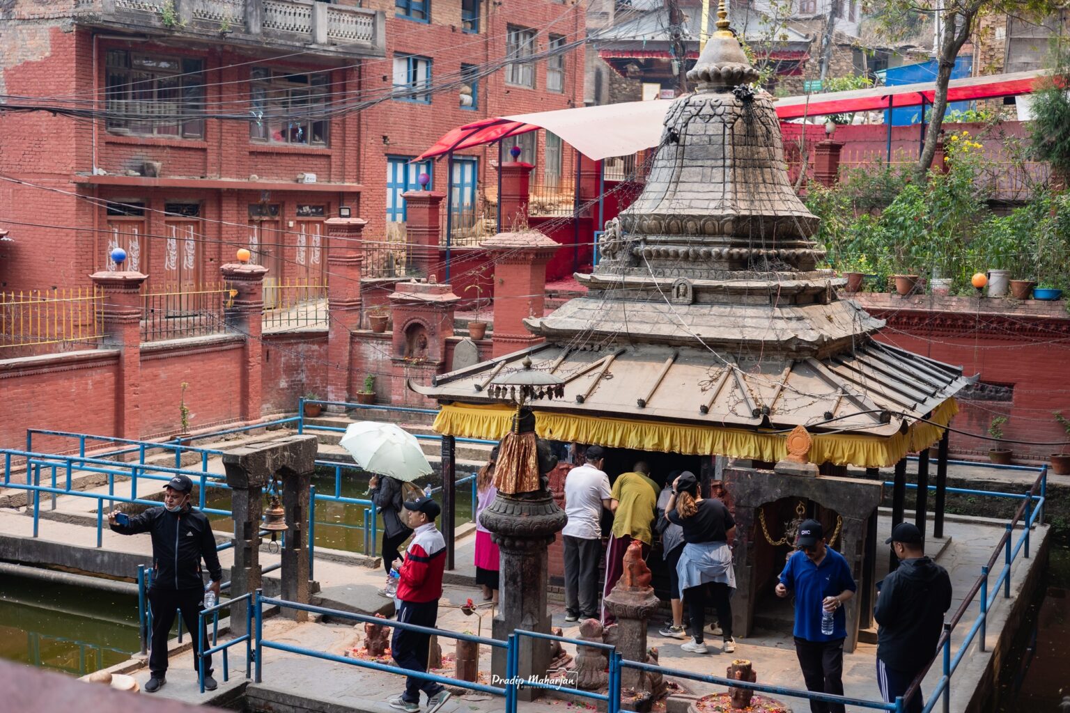 चन्द्रागिरि सम्पदा पदयात्रामा स्कूलका विद्यार्थी देखी बृद्ध सम्म