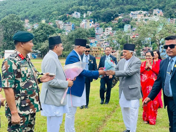 राष्ट्रपति पाैडल पाल्पामा,रथ जात्राको अवलोकन गर्दै