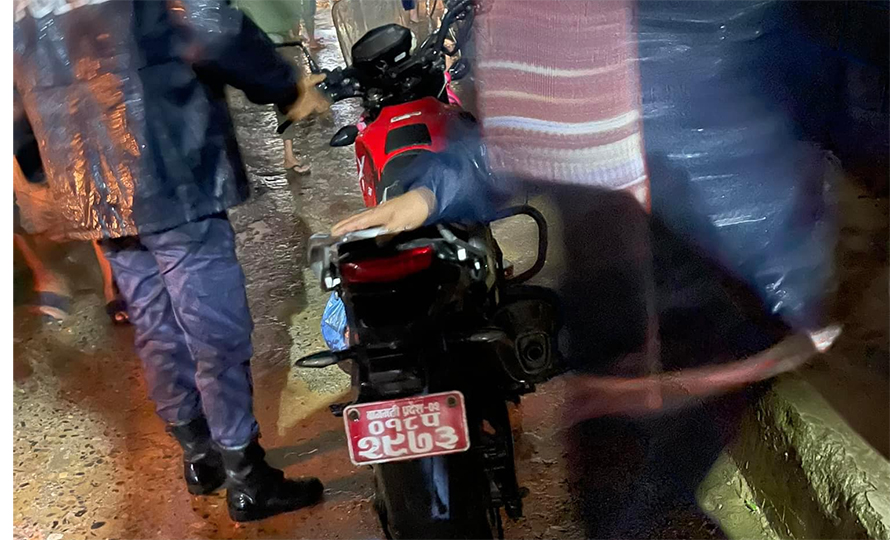 अन्नपूर्ण चोकको नालीमा मोटरसाइकल खस्दा चालक बेपत्ता