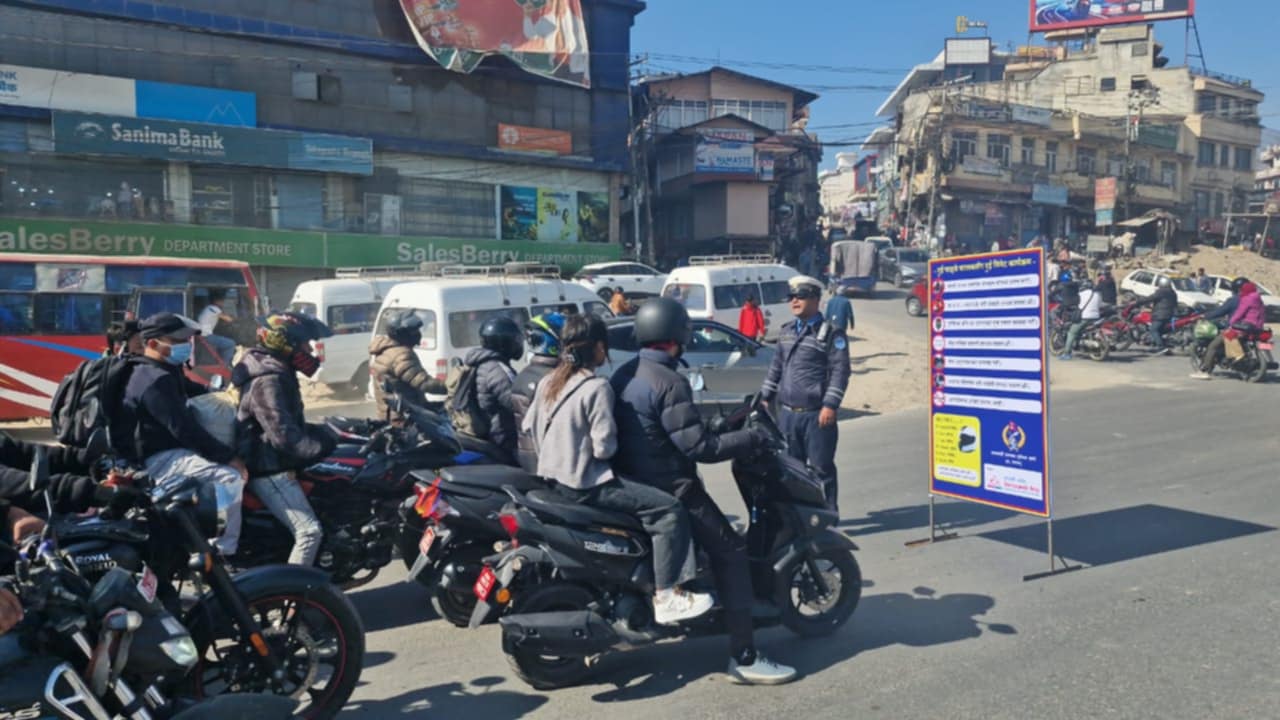 दुई पांग्रे चालक संग दुई मिनेट कार्यक्रम गर्दै चाेक चाेकमा ट्राफिक प्रहरी