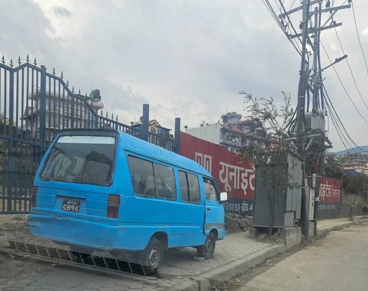 “समाचार प्रभाव” : चन्द्रागिरि-१५ तिनथानाको फुटपाथबाट हट्यो निलो माइक्रो, सामाजिक संजालको दबाबले दियो असर